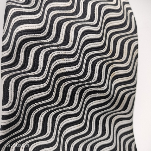 Geoffrey Beene Silk Necktie Black and Silver Wavy Pattern Jacquard Tie Luxury - Picture 6 of 10